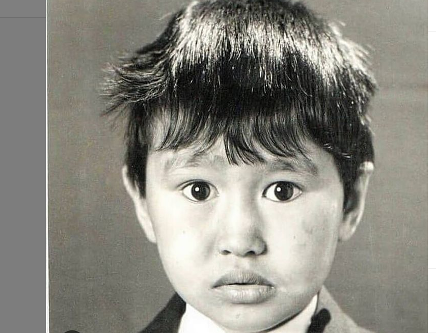 Танымал әзілкештің кішкентай кезіндегі фотосы көпшілікті сүйсіндірді (фото)