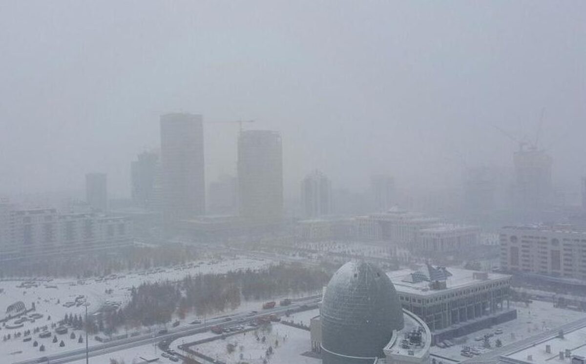 Астана смог зима. Много снега в казахстане. Дом занесло снегом. Первый снег. Казахстане есть снег.
