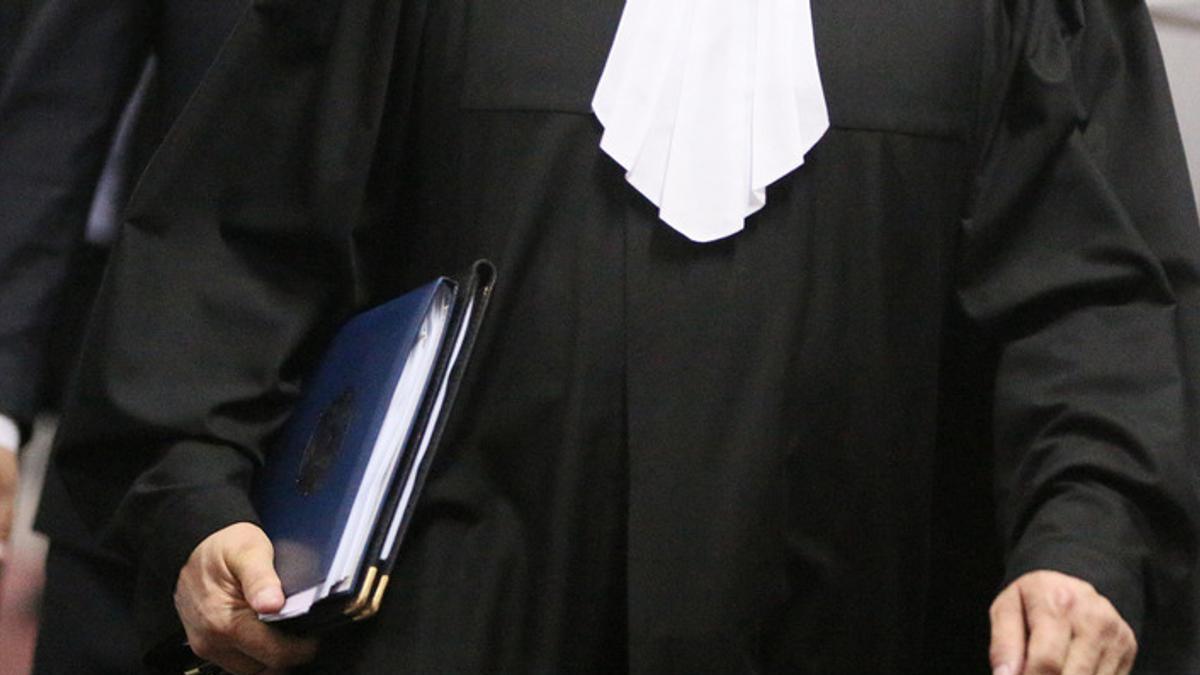 Замена судьи в гражданском. Отвод судьи в гражданском процессе основания. Судья с бумагой. Judecatorul. Замена судьи в гражданском.